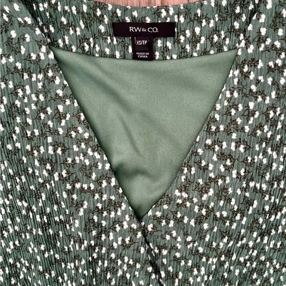 RW&CO. Sage Green Floral V-Neck Mini Dress - Smocked Waist - XS - Picture 5 of 10